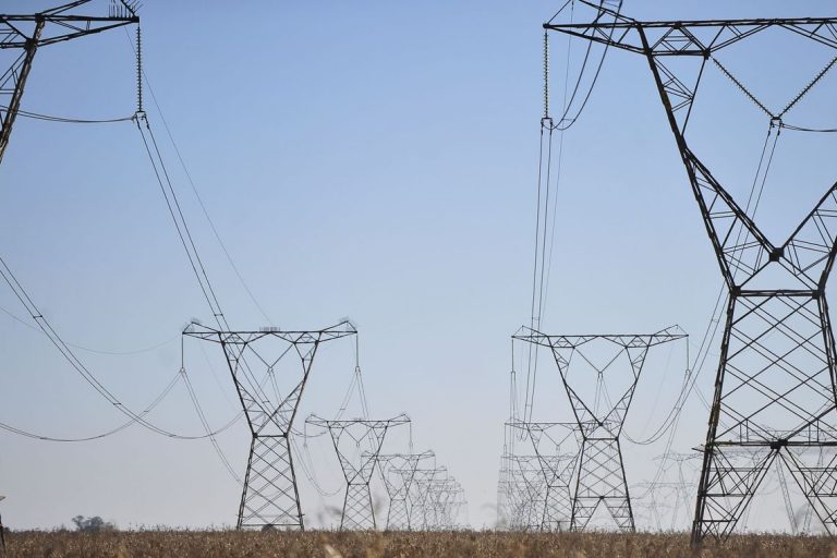 Linhas de transmissão de energia, energia elétrica