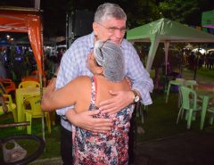 Prefeito Dr. Fernando prestigia abertura do São João, visita praça de alimentação e interage com população