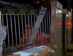 Homem embriagado perde controle de carro, sobe calçada e derruba parte de muro de casa em Natal