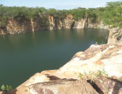 Pedreira abandonada em Macaíba é tomada por criminosos