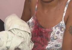 Homem é preso após bater na cabeça da esposa com chicote de descarga