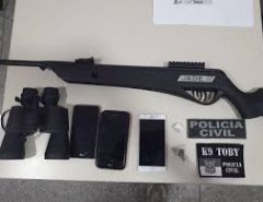 Operação prende três homens e apreende armas, aves e drogas