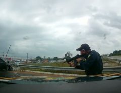 Dupla tenta fugir de fiscalização, bate carro roubado e é presa pela PRF na Grande Natal.