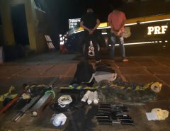 Macaíba: PRF prende suspeitos com carro roubado, armas e bananas de dinamite na Grande Natal