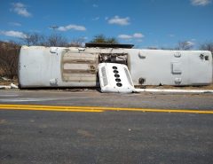 Ônibus tomba e passageiros ficam feridos na região Seridó potiguar