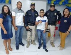 Garoto fã da PRF recebe visita surpresa de policiais no aniversário