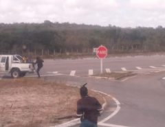 Bandidos fazem arrastão em ônibus com turistas no litoral do RN; fotos mostram assaltantes fugindo
