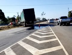 Caminhão fica atravessado na BR-101 após acidente na Grande Natal