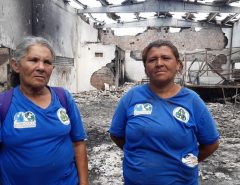 Um dia após incêndio, famílias que trabalham com reciclagem voltam a galpão atingido em Natal: ‘recomeçar do zero’