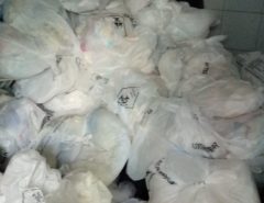 FOTOS: Servidores reclamam de lixo acumulado em hospitais em Natal