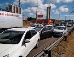 Engavetamento com oito carros deixa trânsito lento na BR-101 em Natal