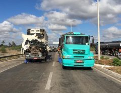 Acidente com dois caminhões interdita BR-304 entre Macaíba e Parnamirim; motorista fica preso às ferragens