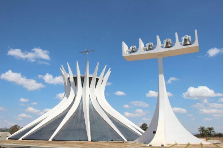 Catedral-Metropolitana-de-Brasília-foto-da-internet-768x512
