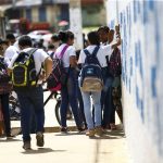 Alunos saindo de escola na Estrutural, no Distrito Federal