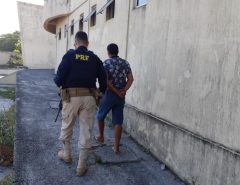 PRF prende valentão bêbado e armado querendo agredir mulher na Grande Natal