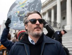 Ator que interpretou Coringa é preso em protesto organizado por atriz vencedora do Oscar contra mudanças climáticas