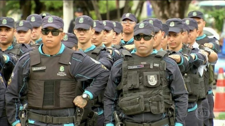 POLICIAIS