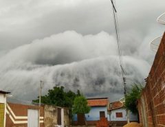 Imagens impressionantes de nuvens carregas sobrevoando o interior do RN