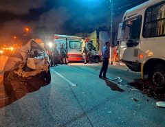 Em Natal Ônibus e carro colidem frontalmente na avenida Mário Negocio