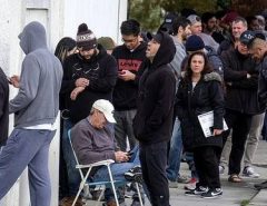 PRECAUÇÃO OU PARANOIA: Americanos fazem fila para comprar armas durante pandemia do coronavírus