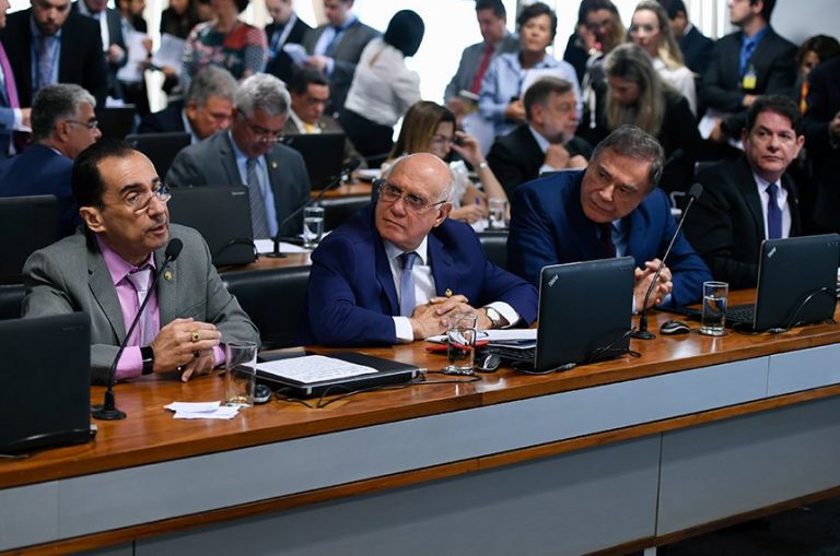 imagem_materia_fake_news_políticos