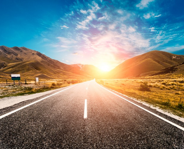 sun-no-horizonte-da-estrada_1088-57