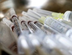 A CURA: Testes de vacina contra covid-19 mostram completa eficácia