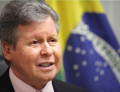 Atestado de incompetência: Prefeito de Manaus vai tratar coronavírus em SP