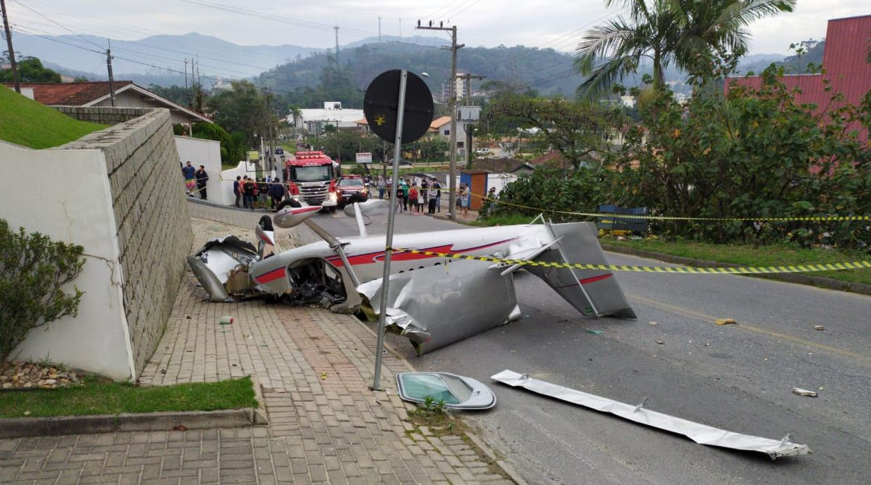 Avião queda
