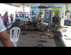 Carro explode enquanto abastecia em posto de combustíveis na Av. João Medeiros Filho