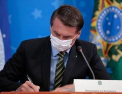 Bolsonaro sanciona lei que suspende pagamento do Fies na pandemia
