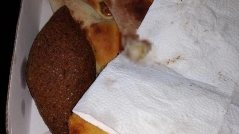 dedo encotrado em lanche