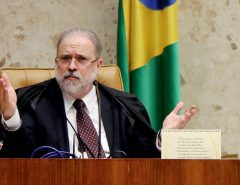 Jurista Modesto Carvalhosa protocola pedido de impeachment de Augusto Aras