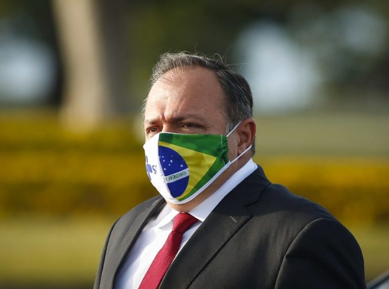 JairBolsonaro-EduardoPazuello-HasteamentoBandeira-PalacioDaAlvorada-Ministros-Carlos Bolsonaro-HamiltonMourao-09Jun2020