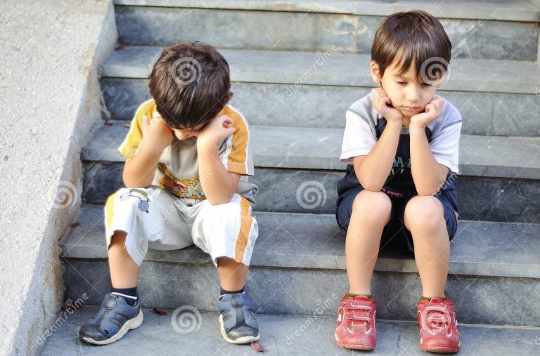 duas-crianças-tristes-11252395