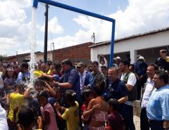 VEJA O VÍDEO: Bolsonaro e Marinho tomam banho com povo na inauguração de poço em AL