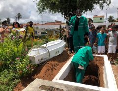 Triste: Corpo do menino José Carlos é sepultado em Natal e mãe pede justiça