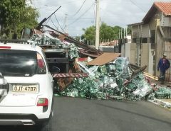 ASSISTA O VÍDEO: Carga de cervejas Heineken despenca de caminhão em Mossoró  Fonte: Portal Grande Ponto
