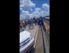 VEJA VÍDEO: Trabalhadores fecham BR em protesto contra suspensão do réveillon de Pipa