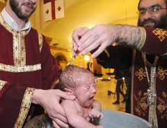 Bebê morre durante batismo após ser mergulhado três vezes em água benta