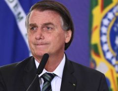 POLÍTICA: Bolsonaro diz que governador que ‘fechar seu Estado’ bancará auxílio emergencial