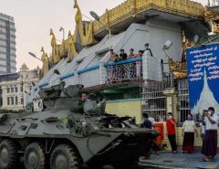 MUNDO: Facebook bane página do Exército em Mianmar, e milhares voltam às ruas após dia sangrento