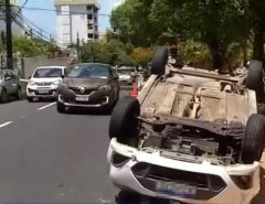Em Natal carro capota após colidir com mais três veículos na Avenida Rui Barbosa