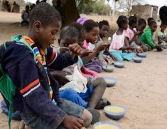 CORONAVÍRUS: Pandemia corta 39 bi de refeições escolares e gera crise nutricional