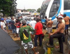 VEJA O VÍDEO: Trem atinge automóvel em linha férrea de Natal
