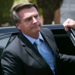 bolsonaro-entrando-no-carro