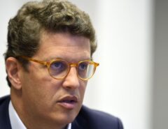 PROCURANDO RESPOSTAS: Após operação, Ricardo Salles vai pessoalmente à PF em busca de detalhes sobre investigação, e teria ouvido que só o STF pode conceder acesso aos autos