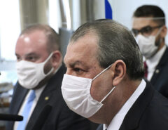 Sem perceber Presidente da CPI do Senado Omar Aziz Inocenta Bolsonaro