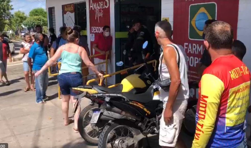 Polical esfaquiado