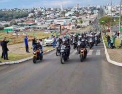 Bolsonaro participa de “motociata” com apoiadores em Chapecó-SC